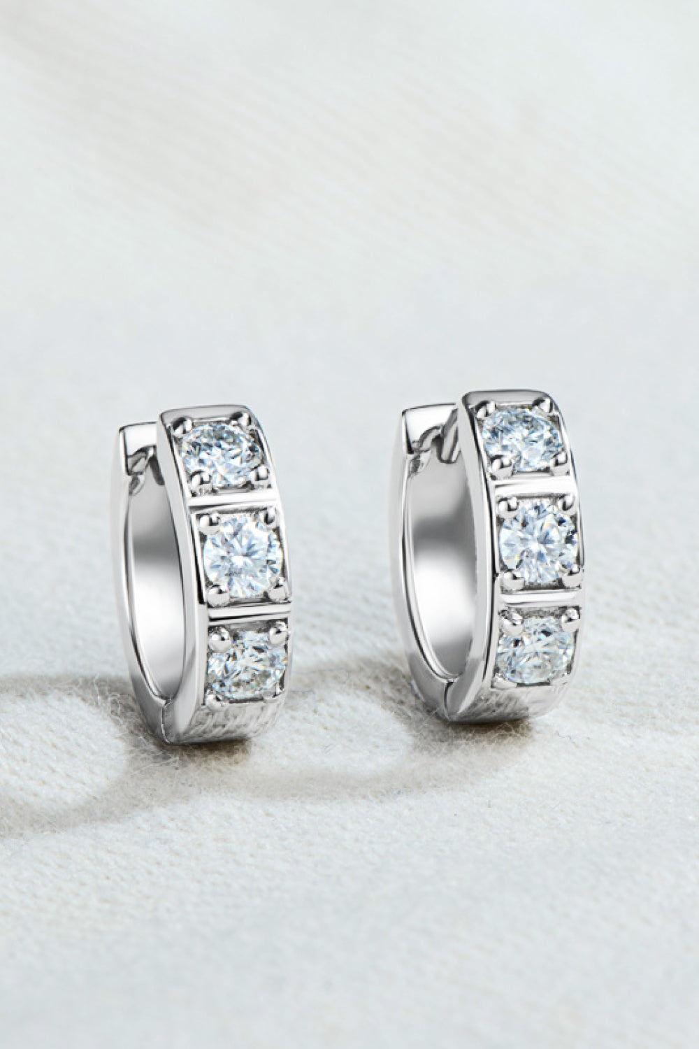 Pendientes Huggie con incrustaciones de moissanita