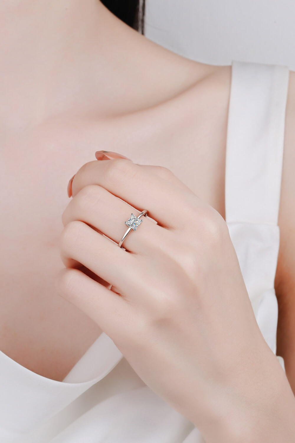 Anillo solitario de moissanita de plata de ley 925