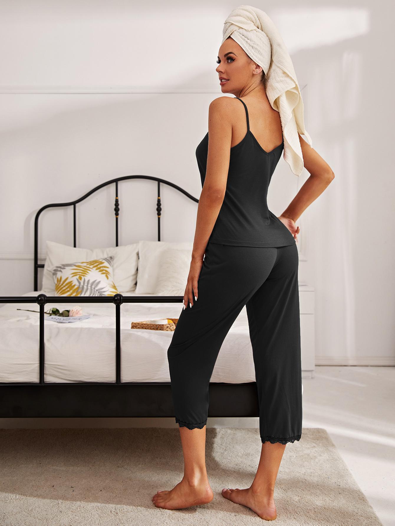 Conjunto de pijama con camisola y pantalón con abertura y ribete de encaje y escote en V